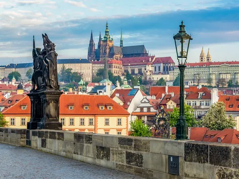 Vistas del Castillo de Praga desde el Puente de Carlos al amanecer