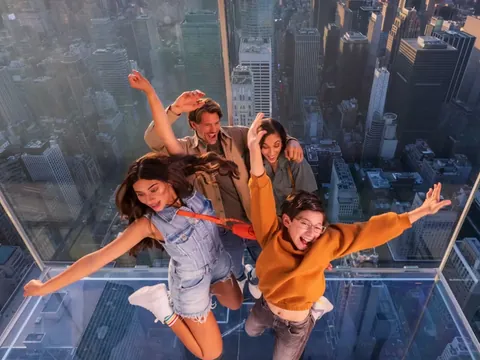 Summit One Vanderbilt personas saltando mirador de cristal