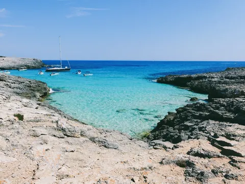 Barcos fondeados en la Cala Es Talaier, Menorca
