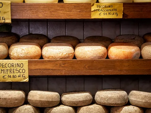 Estantes de una tienda con una selección de quesos pecorino