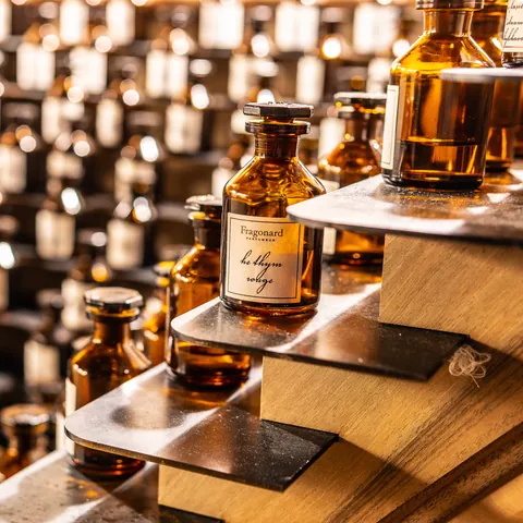 Estantería en el Museo del Perfume con tarros de perfumes © Grzegorz Czapski / Shutterstock.com