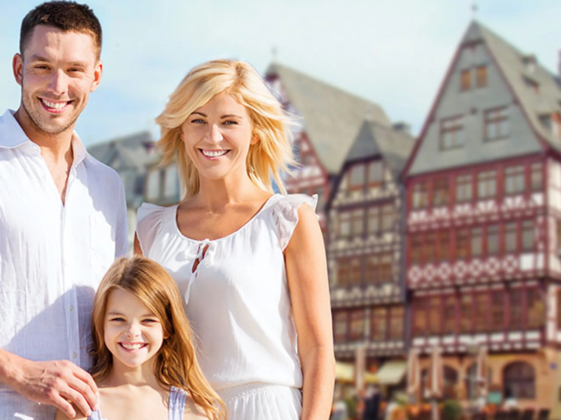 Familia feliz en la calle principal de Frankfurt