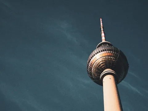 Plano contrapicado de la Torre de TV de Berlín
