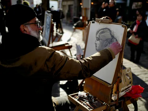 Artista callejero dibujando retratos en vivo en París