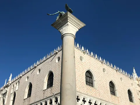 Columna del León de San Marcos junto al Palacio Ducal en Venecia