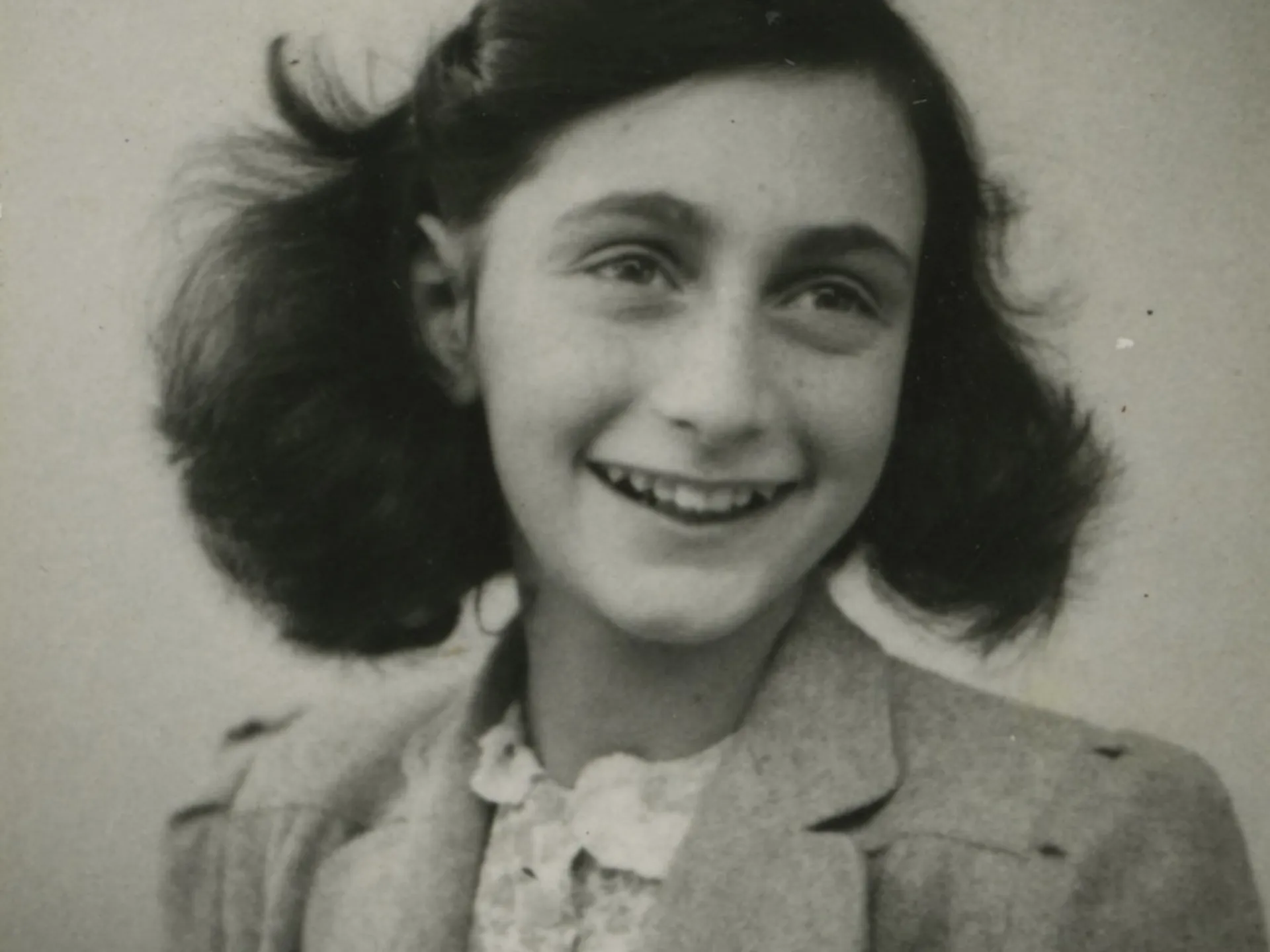 Fotografía de Ana Frank sonriendo- Casa de Ana Frank- Qué ver en Ámsterdam- Buendía Tours
