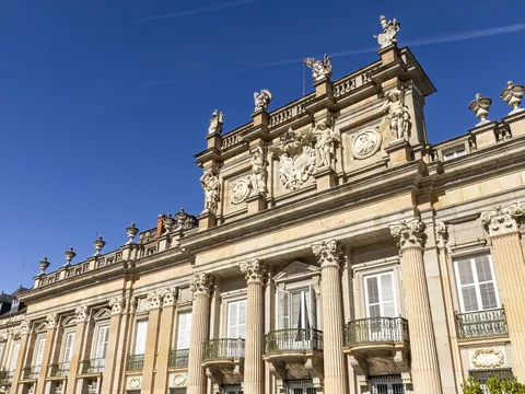 Fachada barroca del Palacio Real de La Granja de San Ildefonso bajo cielo azul