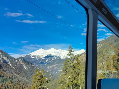 Trenes Bernina y Glacier Express con ventanas panorámicas hasta el techo.