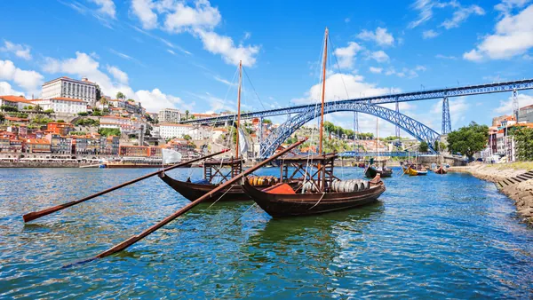 Embarcaciones a las orillas del río Duero, Oporto, Portugal