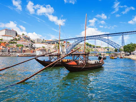 Embarcaciones a las orillas del río Duero, Oporto, Portugal