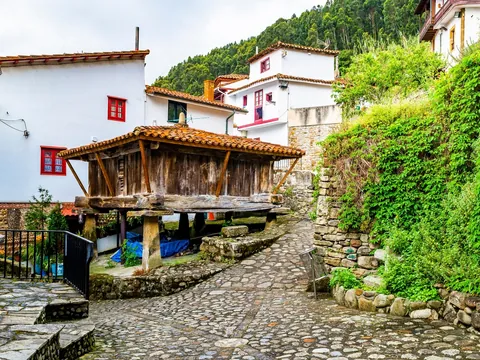 Hórreo tradicional de madera en una calle empedrada de Tazones, Asturias