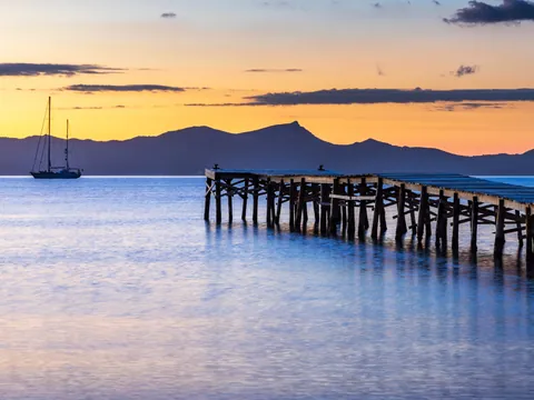 Atardecer desde el embarcadero en la bahía de Alcúdia, Mallorca