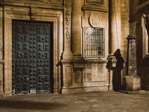 free tour Santiago Compostela nocturno Teatralizado Meigas Fora visita guiada gratuita Galicia