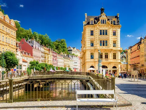 Puente y edificios barrocos junto al río en Karlovy Vary.