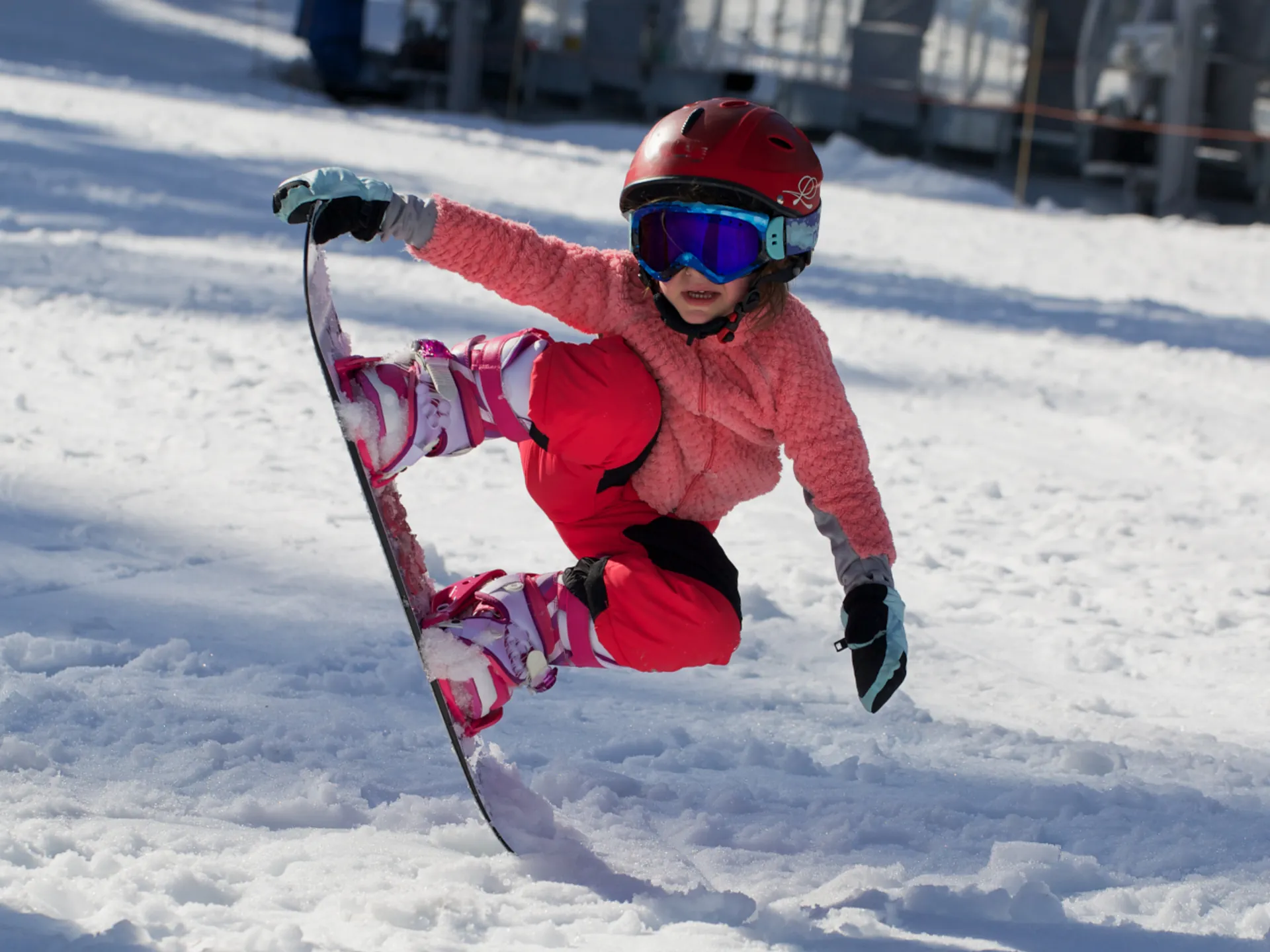 Niño haciendo snowboard en Sierra Nevada - Qué hacer en Sierra Nevada - Guía de Viajes Sierra Nevada - Buendía