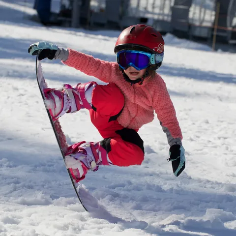 Niño haciendo snowboard en Sierra Nevada - Qué hacer en Sierra Nevada - Guía de Viajes Sierra Nevada - Buendía