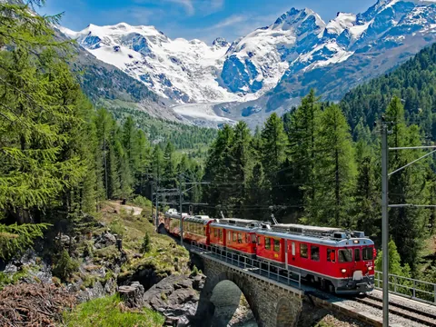 Viaje por los Alpes Suizos a bordo del Bernina Express, catalogado Patrimonio de la Humanidad.