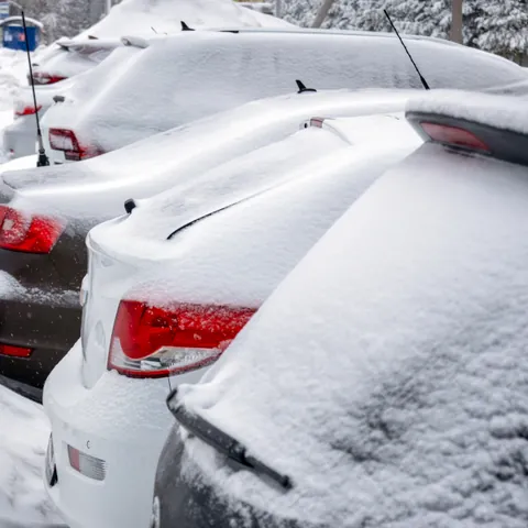 Coches en la nieve - Parking en Sierra Nevada - Estación de Sierra Nevada - Guía de Viajes Sierra nevada - Buendía