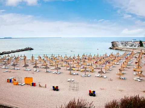 La playa de Mamaia es perfecta para tumbarse bajo el sol.