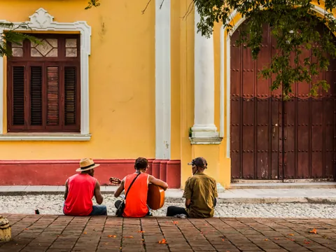 la-habana-vieja-musica-callejera.jpg