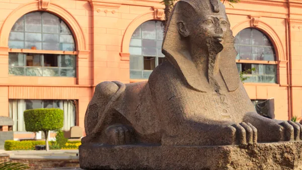 fachada Museo Egipcio el Cairo con entradas