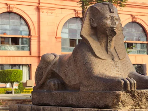 fachada Museo Egipcio el Cairo con entradas