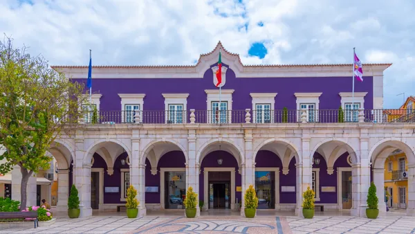 Cámara de comercio en la plaza de Bocage de Setúbal, Portugal