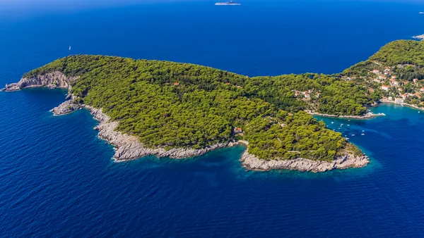 Vista aérea de la isla de Kolocep, a la que se accede en ferry desde Dubrovnik.