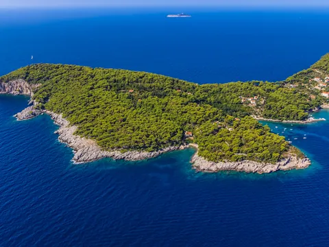 Vista aérea de la isla de Kolocep, a la que se accede en ferry desde Dubrovnik.