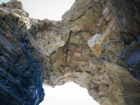 Gran arco de piedra natural en el interior de las cuevas de la Playa de las Catedrales, Ribadeo, Galicia.