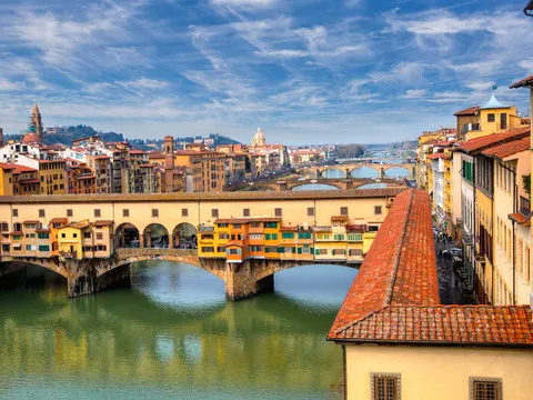 El río Arno en el Ponte Vecchio, el más destacado de la ciudad.