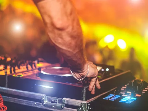 Conocerás a renombrados DJ en clubes icónicos de la ciudad.