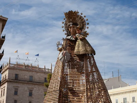 La Ofrenda a la Virgen, otra de las celebraciones clave de las fiestas de las que te hablaremos en este tour fallero por Valencia.
