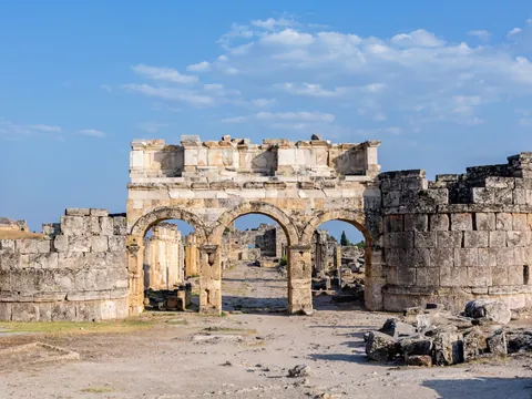 En esta excursión a Pamukkale podrás visitar las antiguas puertas de Hierapolis.