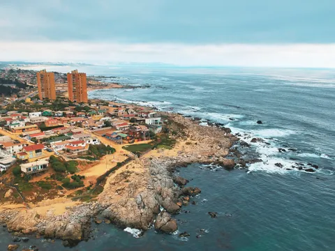 Vista aérea de Isla Negra, localidad costera de Chile.
