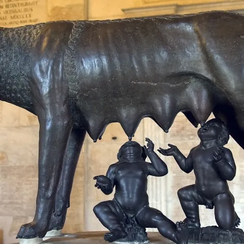Romulos y Remus mamando de una Loba  - Museos Capitolinos - Museos de Roma - Qué ver en Roma - Guía de Viaje Roma - Buendía Tours