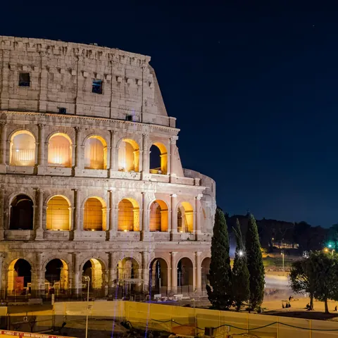 Imagen nocturna de los exteriores del Coliseo Roma