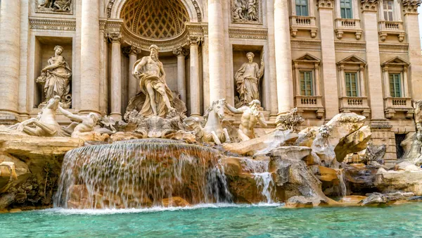 Plano medio de la Fontana di Trevi en Roma