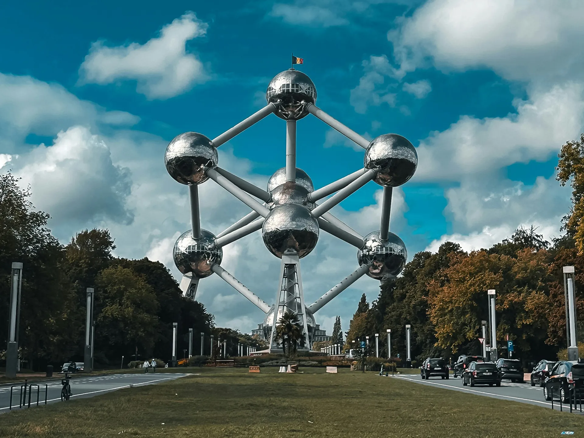 Monumento Atomium de esferas de acero bajo cielo nublado en Bruselas, Bélgica.