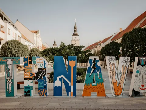 Letras de Trnava en un punto central de la ciudad que visitarás con esta excursión.