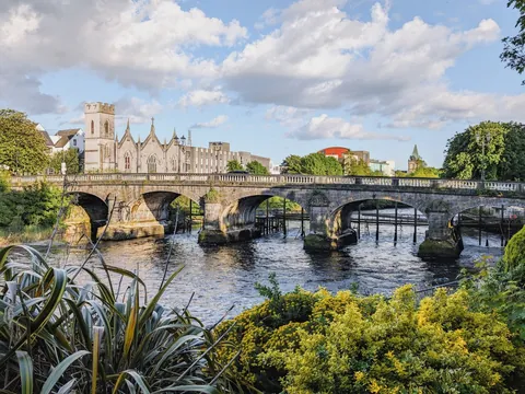 Puente sobre el río Corrib en Galway, Irlanda