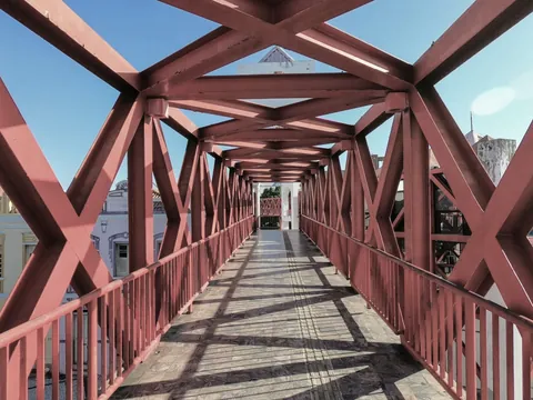 Pasarela roja del puente Eiffel sobre el río Onyar en Girona