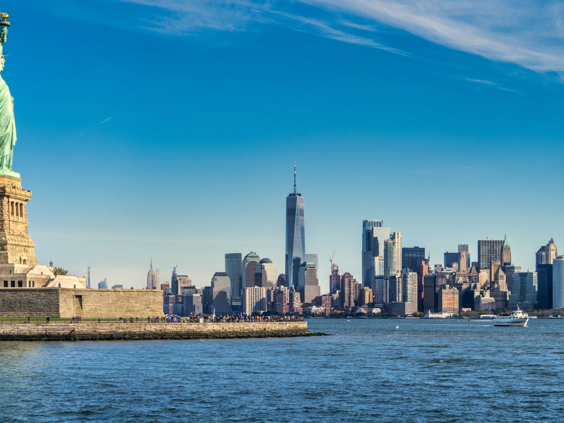 Estatua de la Libertad con Nueva York - Estatua de la Libertad - Qué ver en Nueva York - Guía de Viajes Nueva York - Buendía Tours