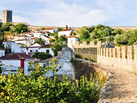 Vistas de las murallas medievales y casas de Óbidos, Portugal