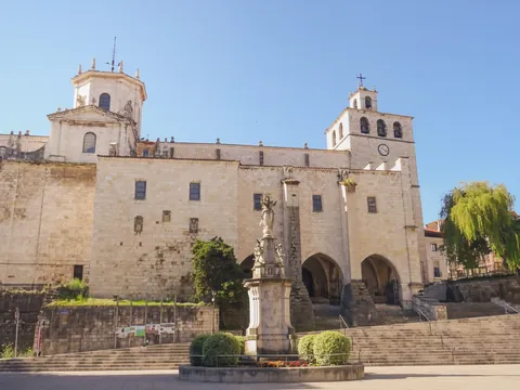 Catedral de Santander con dos torres, fachada de piedra, arcos góticos, estatua religiosa, escaleras, Cantabria, España