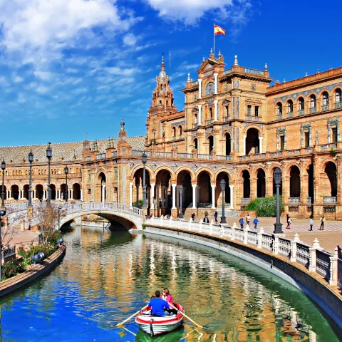 Barca en la Plaza de España de Sevilla  - Qué ver en Sevilla - Guía de viaje Sevilla - Buendía Tours
