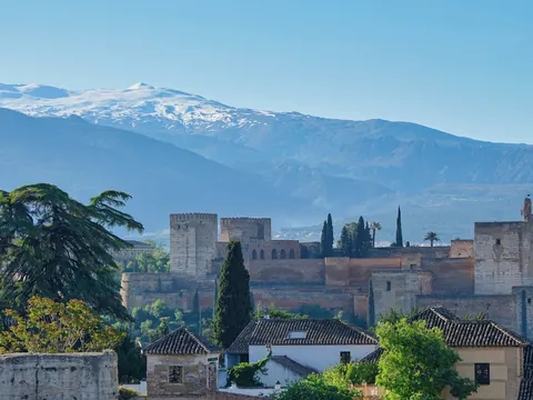 Vistas de la Alhambra con Sierra Nevada nevada al fondo