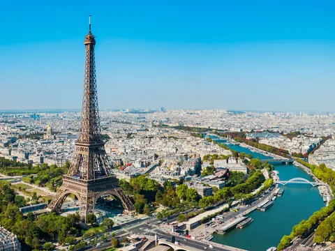 Vista aérea de París con la Torre Eiffel en primer plano