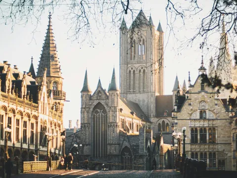 Vista del centro histórico de Gante con sus edificios góticos al atardecer