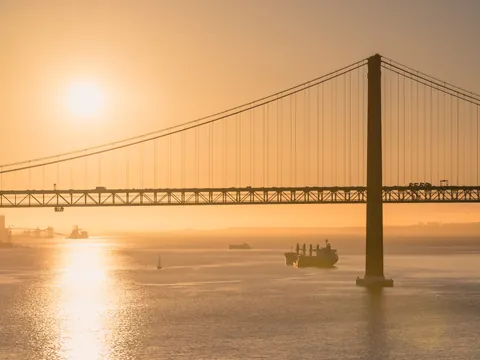 Paseo en barco por Lisboa al atardecer con aperitivo